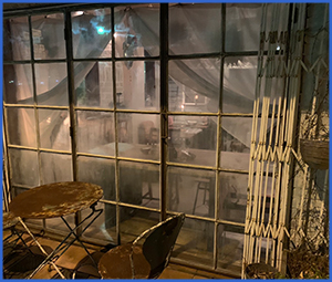 かなりレトロで雰囲気のある格子の付いた大きい窓ガラス画像