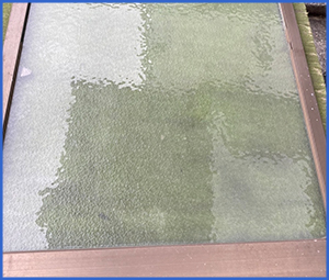 銅冊子の窓を地面に置いた画像