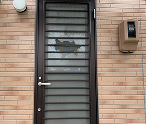 勝手口上部のガラスがボールで割れてしまった画像