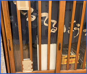 茶色の縦格子の店の入口の画像