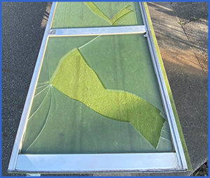 ガラスが割れて外れた白い窓枠の画像