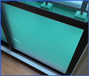 ベランダへの窓ガラスにヒビが入った画像