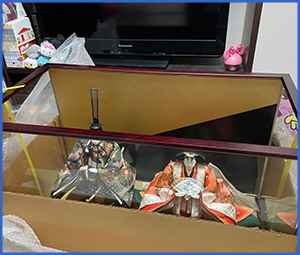 割れたガラスを段ボールで塞いでいる画像