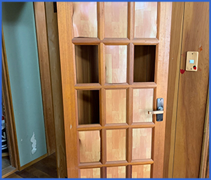 木枠の障子ガラスの扉画像