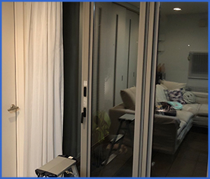 夜に窓ガラスが割れてしまった画像