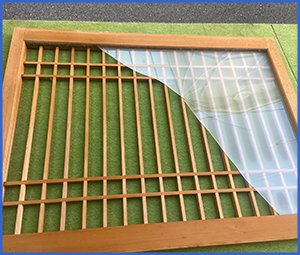 格子がついたガラス窓が欠けている画像