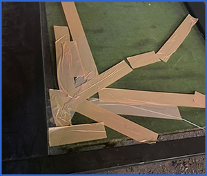 割れたガラスをガムテープで補強している画像