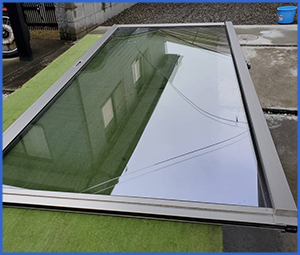 ヒビが入ったガラスを置いている画像