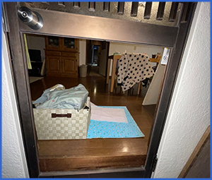 ガラスが割れてなくなっている画像