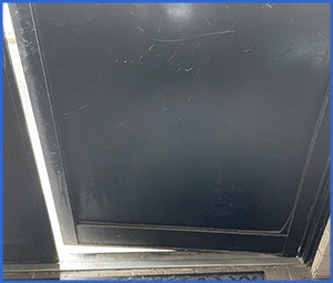 ガラスが割れてなくなっている画像