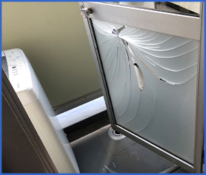 ガラスにひびが入っている画像