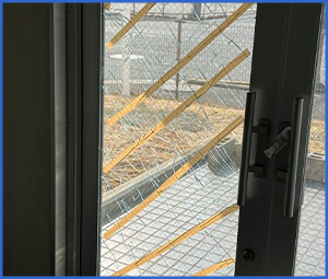 ドアガラスのガムテープが貼ってある画像