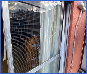 窓ガラスにひびが入っている画像