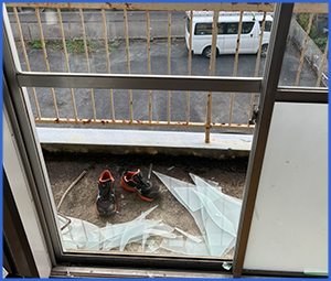 さびついたベランダに通じるガラス窓画像