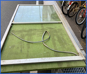 下のガラスが割れてしまった窓枠画像