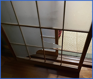 障子の下の方のガラスが割れてしまった画像