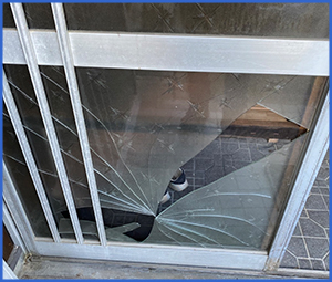 古めの家の玄関の模様が入ったガラスが割れた画像