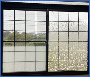 逆光になっている花の模様がついた障子ガラス画像