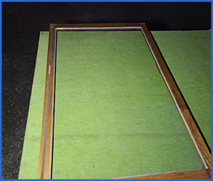 夜ガラス枠を床に置いている画像