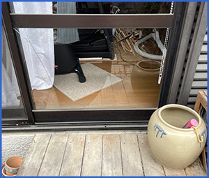 ベランダから見たガラスが割れた画像