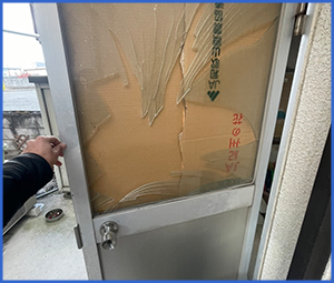 割れたガラスを段ボールで押さえている画像