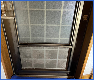 ガラスが曇っている勝手口画像