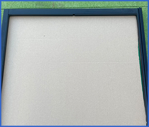 枠からガラスが外れた画像