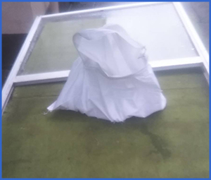 湿気の多い日に撮ったガラスの画像