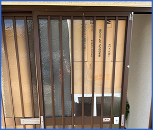 段ボールが付いた玄関ガラスの画像