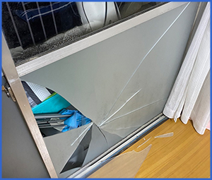 割れた窓ガラスの画像