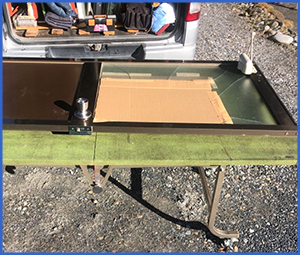 机に置かれた割れたガラスドア画像