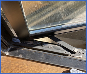 金具部分が壊れた窓ガラスの扉画像