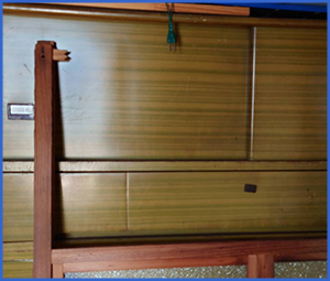 箪笥の手前にかけられた窓枠画像