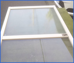 白い枠のガラス窓画像