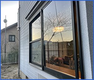 白壁の黒枠窓ガラス画像