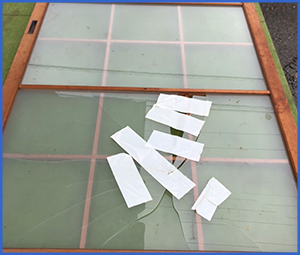 白いテープで補強した障子ガラスの扉画像