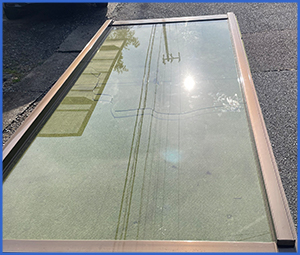 銅枠の大きなガラス縦窓画像