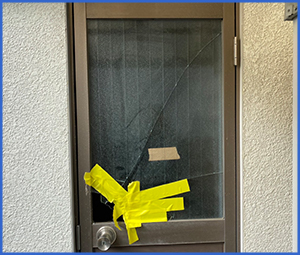 黄色いテープが貼られたガラス扉画像