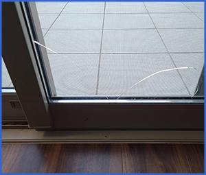 下の方が割れてしまったガラス窓画像