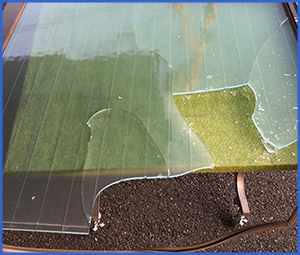 ガラスが割れて欠けてしまった画像