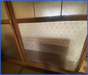 模様が入ったガラスの下部分が割れた画像