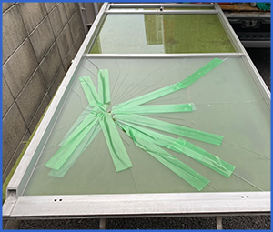 放射状に大きく割れ目があるガラス画像