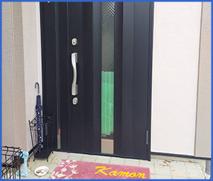 玄関のガラスが割れてしまいテープで止めている画像