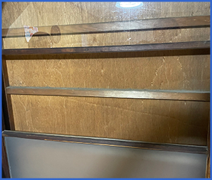 木製の板に貼ってあったガラスが割れてとれた画像