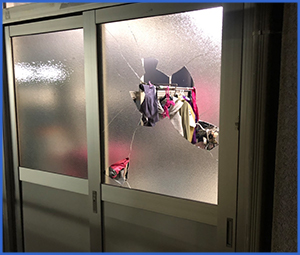 ガラスが割れて中が見えてしまっている窓画像