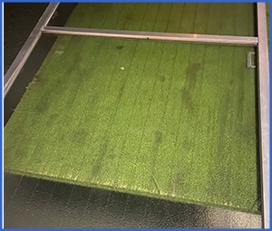 夜割れたガラスを床に置いた画像