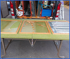 割れた窓ガラスを台の上に置いた画像