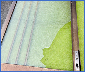 割れて穴が空いたガラス画像