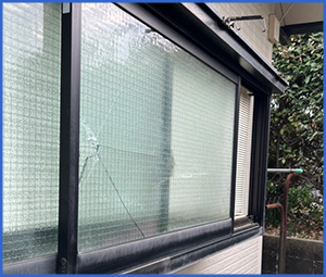 ヒビが入ったガラス窓画像