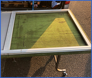 夕暮れの中割れたガラス扉を置いた画像